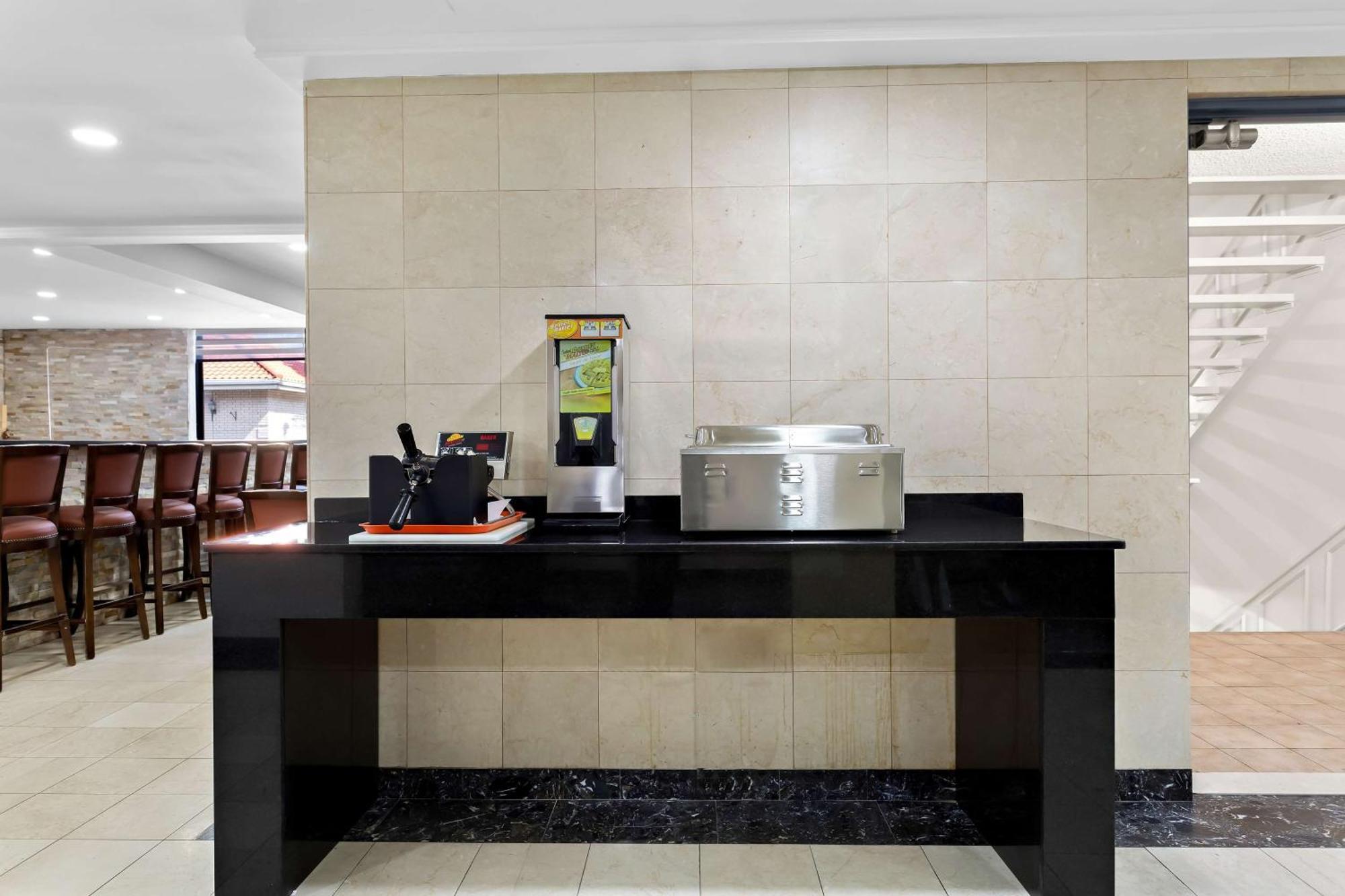 ฮาวเวิร์ด จอห์นสัน พลาซา โฮเต็ล บาย วินด์แฮม วินด์เซอร์ Hotel ภายนอก รูปภาพ